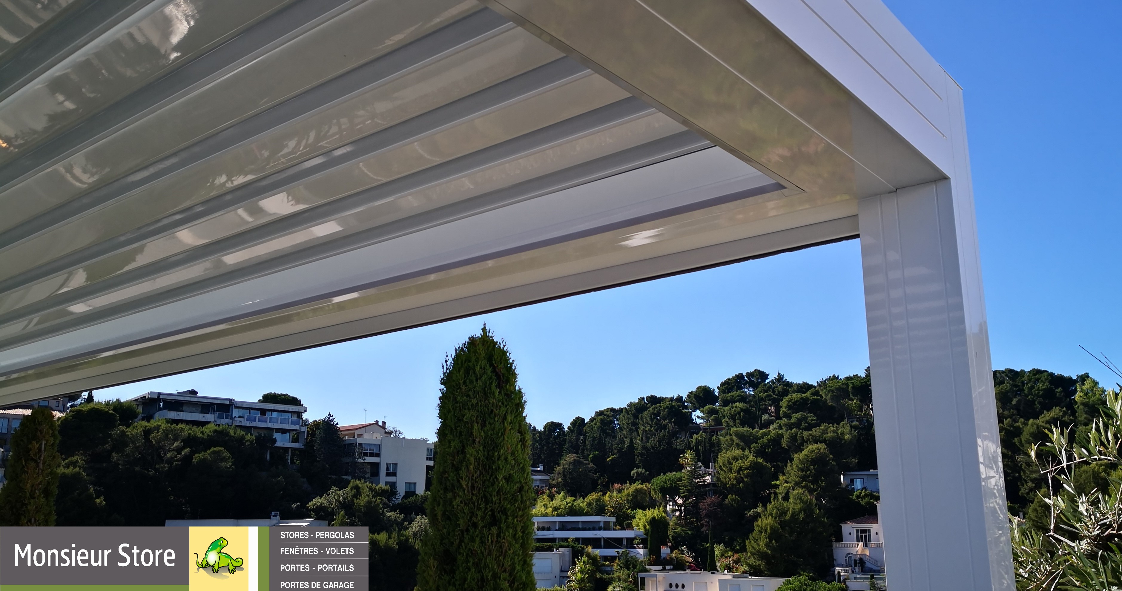 Exemple d'angle de pergola bioclimatique avec structure en aluminium blanc, lames orientables résistantes au vent et a la chaleur et leds intégrées sur terrasse neuve par monsieur store Aubagne